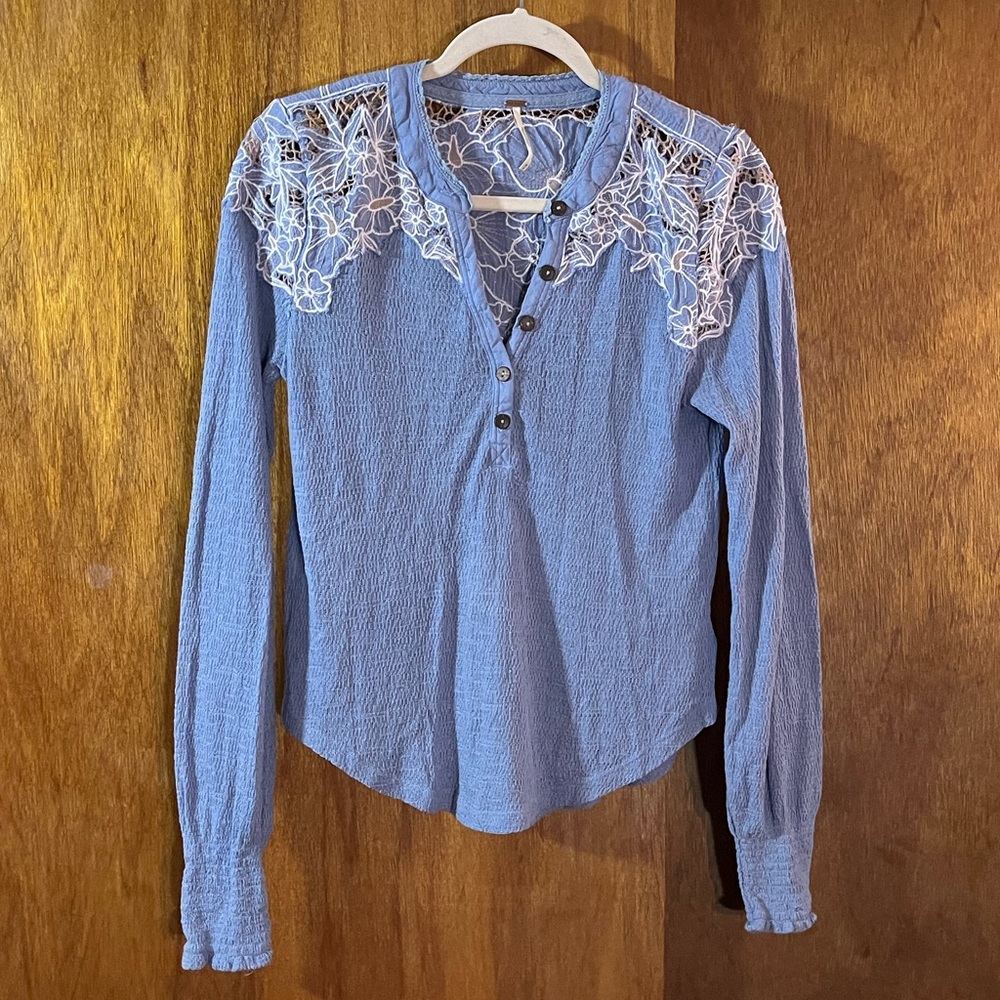 FREE PEOPLE Periwinkle Top w Floral Embroidery Sz M